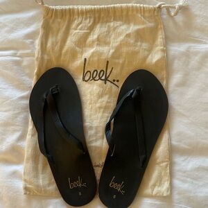 Beek Seabird black thongs in size 8